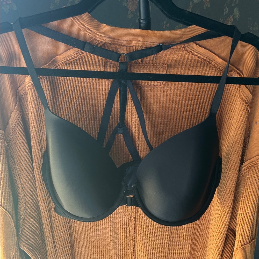 VICTORIAS SECRET BLACK SATIN BRA/ euc/ soft and silky lightweight wear/ black